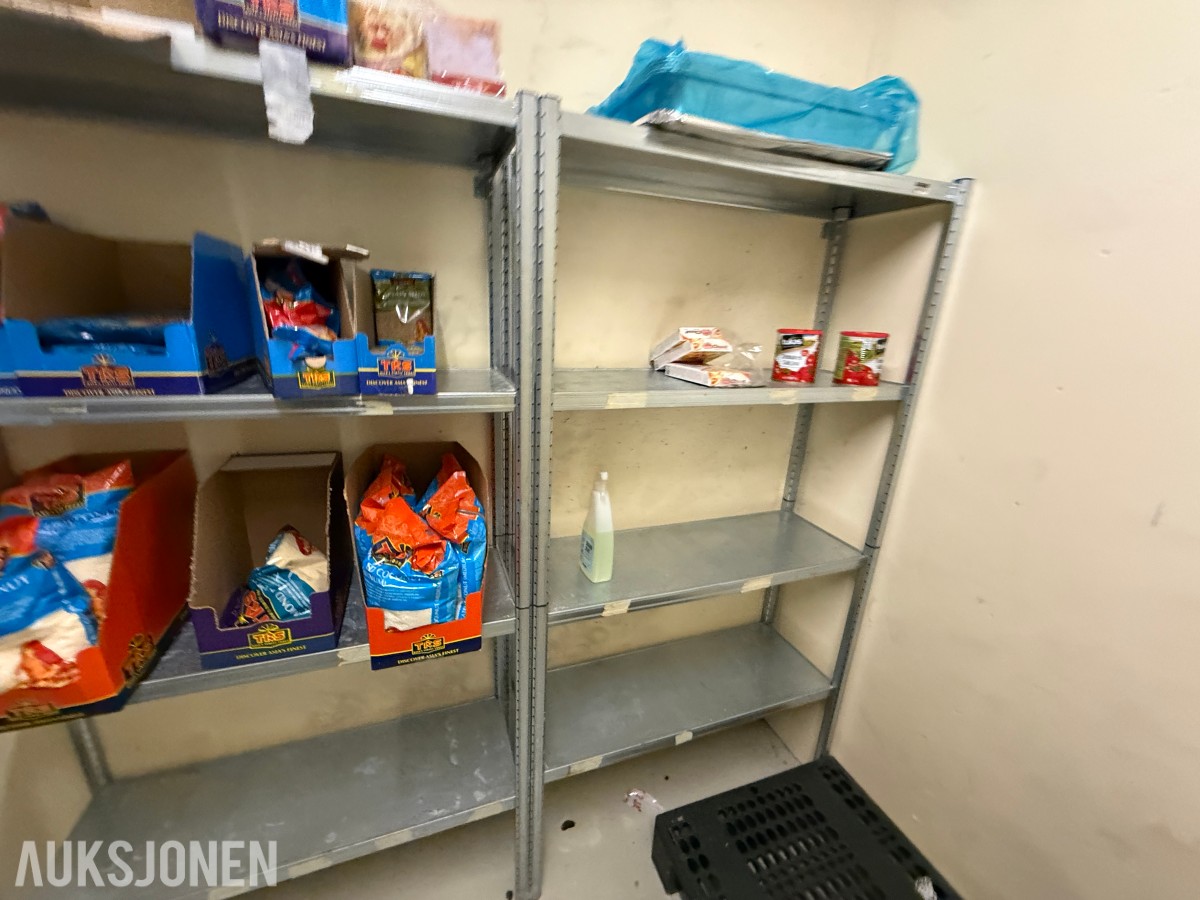 Lagerinventar – metallreoler og resterende tørrvarer/krydder – selges samlet