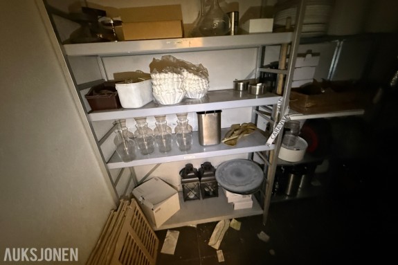Stort parti servise, serveringsutstyr og dekorartikler fra restaurant – selges samlet