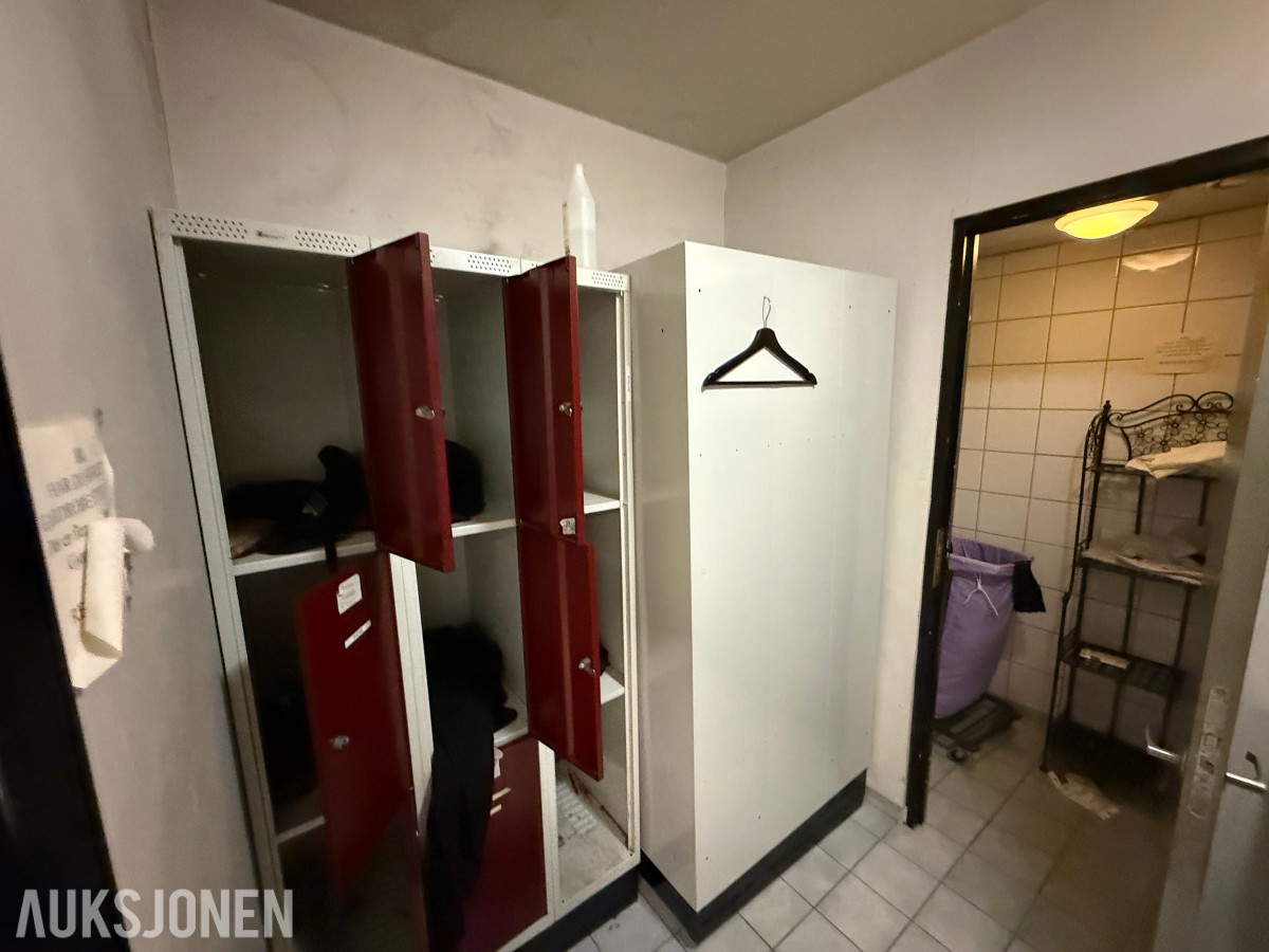 Garderobeskap og personalskap – selges samlet