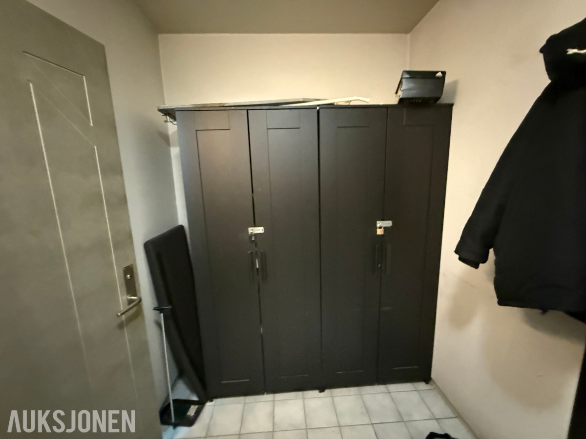 Garderobeskap og personalskap – selges samlet