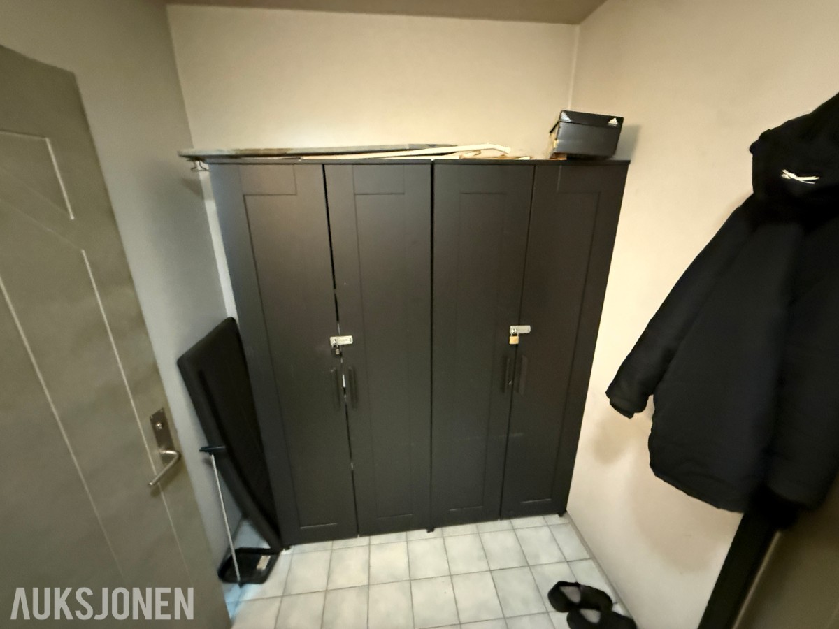 Garderobeskap og personalskap – selges samlet