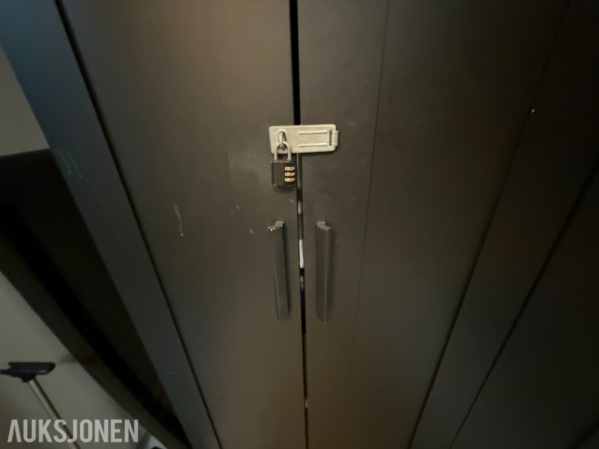 Garderobeskap og personalskap – selges samlet