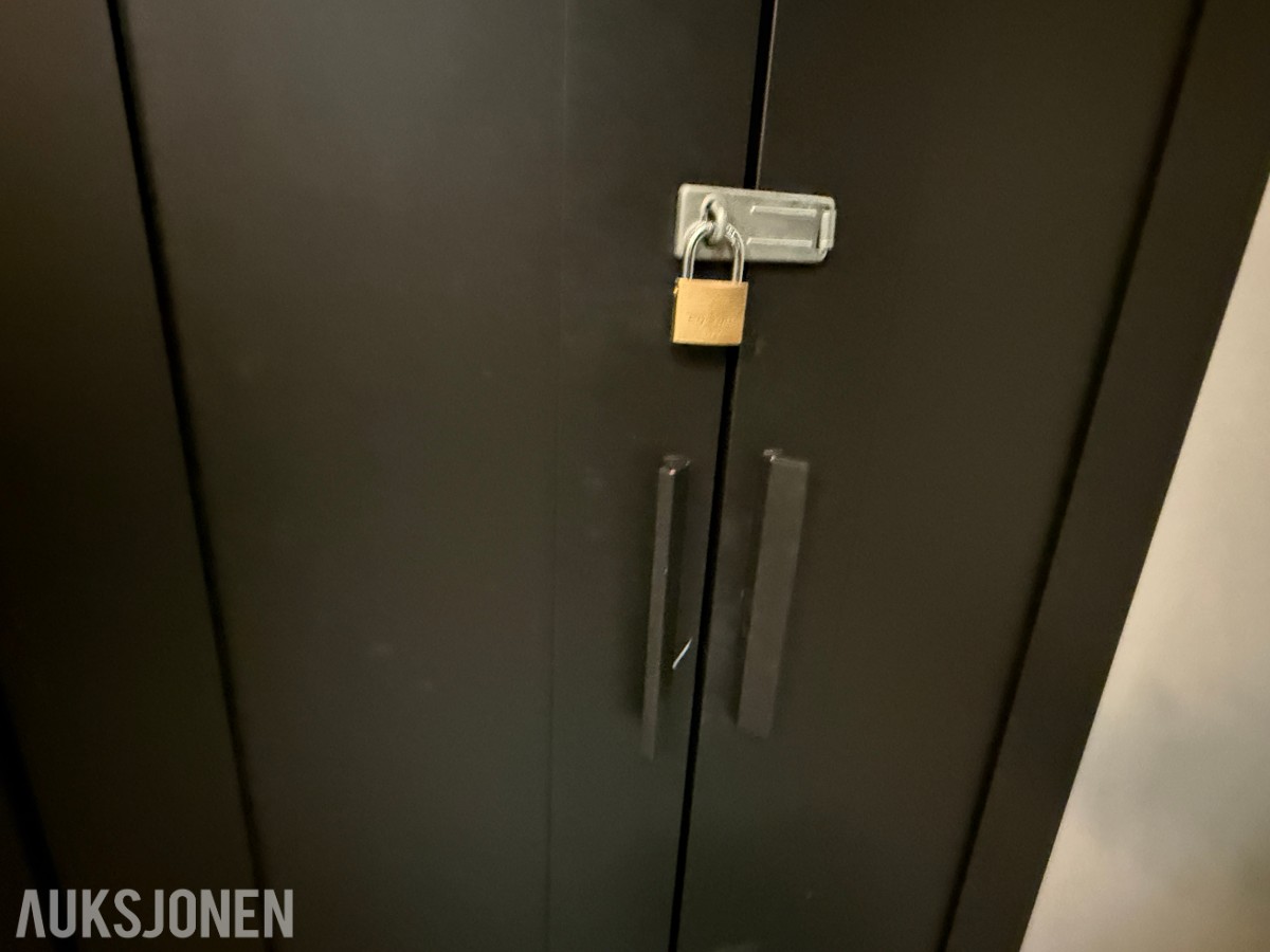 Garderobeskap og personalskap – selges samlet
