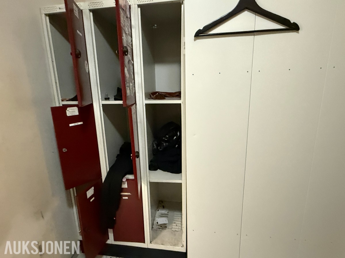 Garderobeskap og personalskap – selges samlet