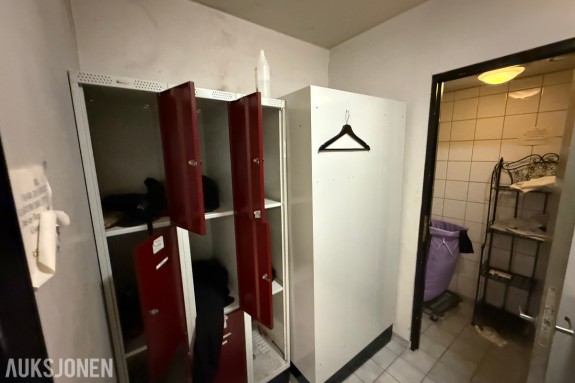 Garderobeskap og personalskap – selges samlet
