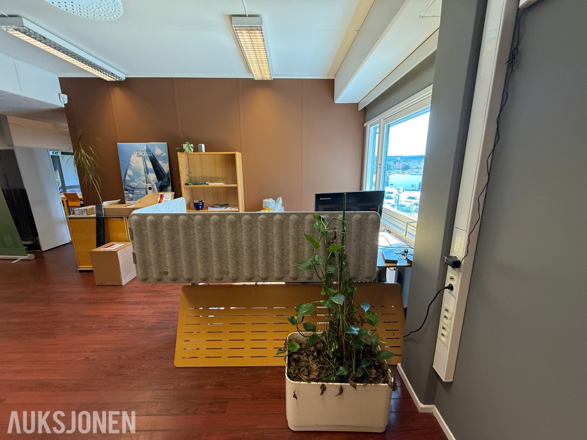 Komplett kontormiljø til salgs – kvalitetsmøbler, arbeidsstasjoner og inventar