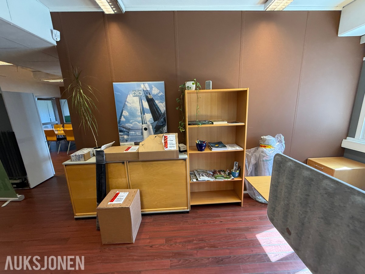 Komplett kontormiljø til salgs – kvalitetsmøbler, arbeidsstasjoner og inventar