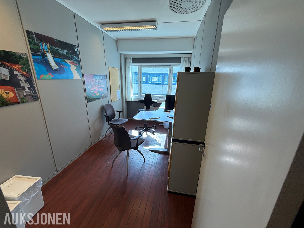 Komplett kontormiljø til salgs – kvalitetsmøbler, arbeidsstasjoner og inventar