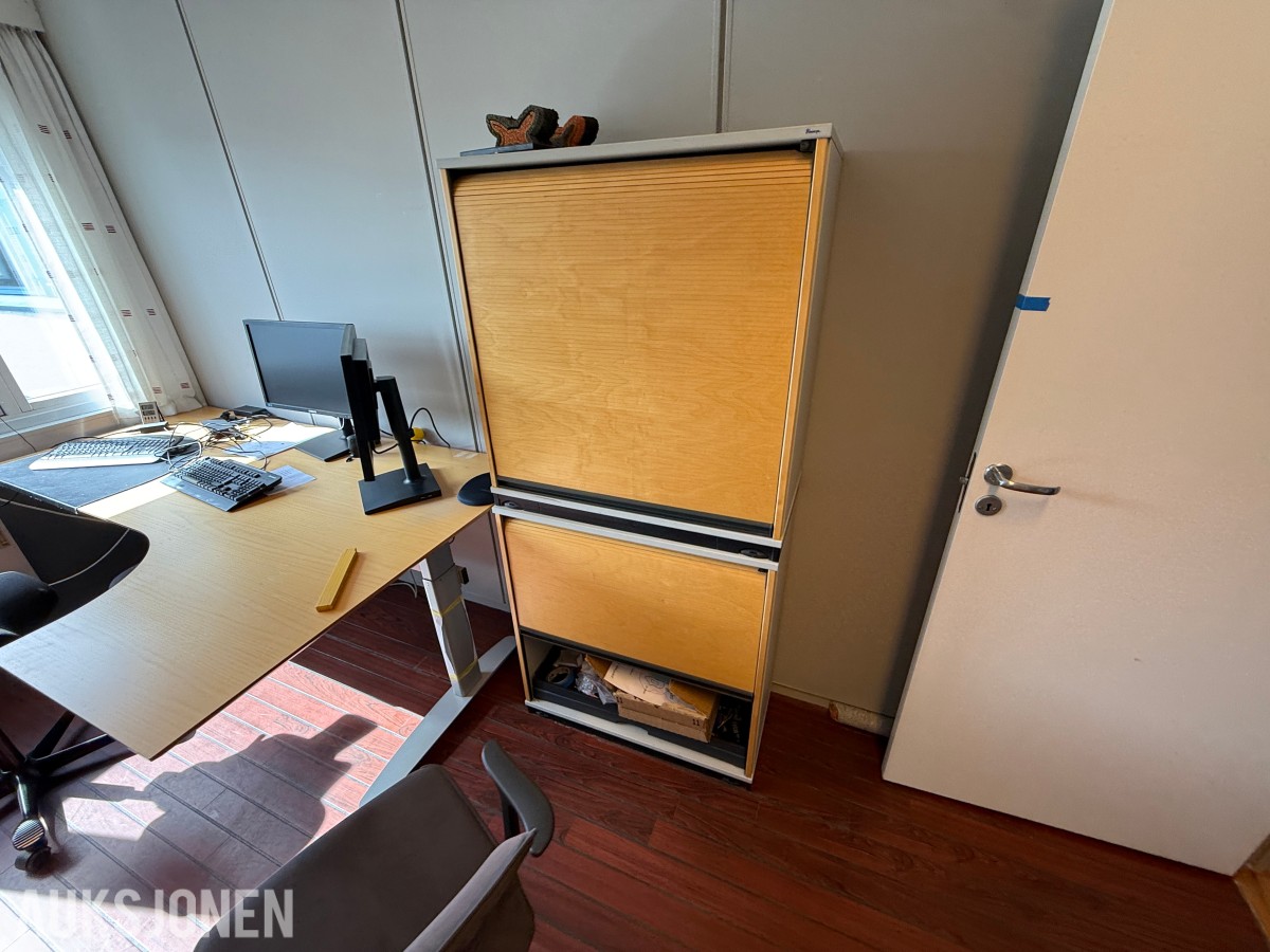 Komplett kontormiljø til salgs – kvalitetsmøbler, arbeidsstasjoner og inventar