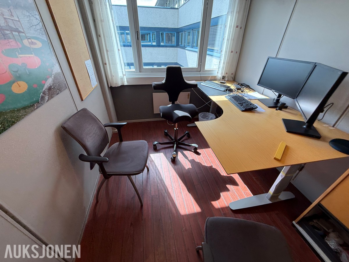 Komplett kontormiljø til salgs – kvalitetsmøbler, arbeidsstasjoner og inventar