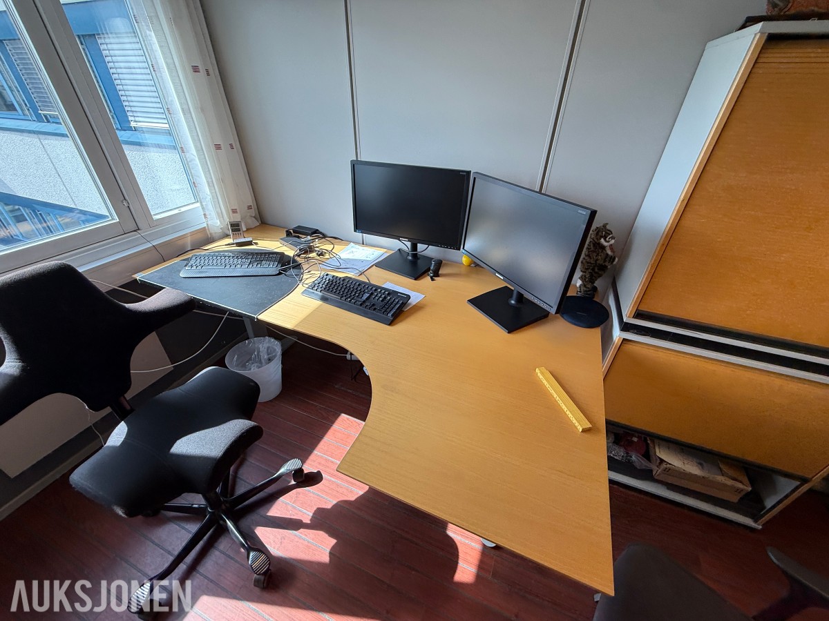 Komplett kontormiljø til salgs – kvalitetsmøbler, arbeidsstasjoner og inventar