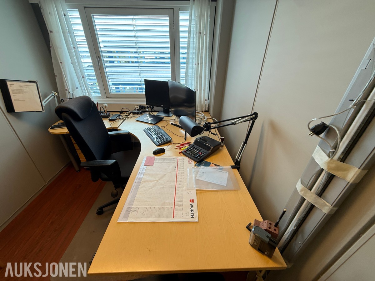 Komplett kontormiljø til salgs – kvalitetsmøbler, arbeidsstasjoner og inventar