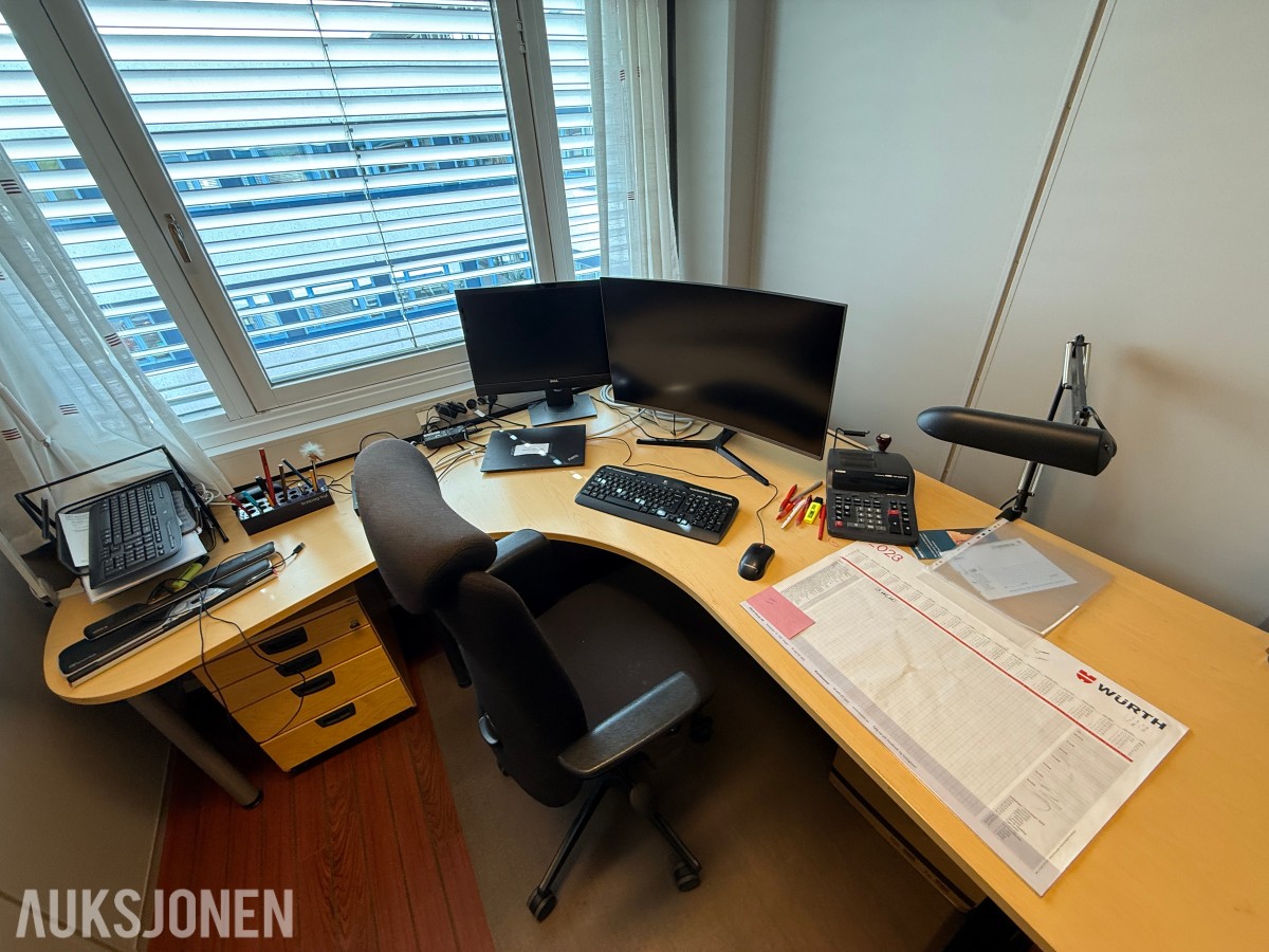 Komplett kontormiljø til salgs – kvalitetsmøbler, arbeidsstasjoner og inventar