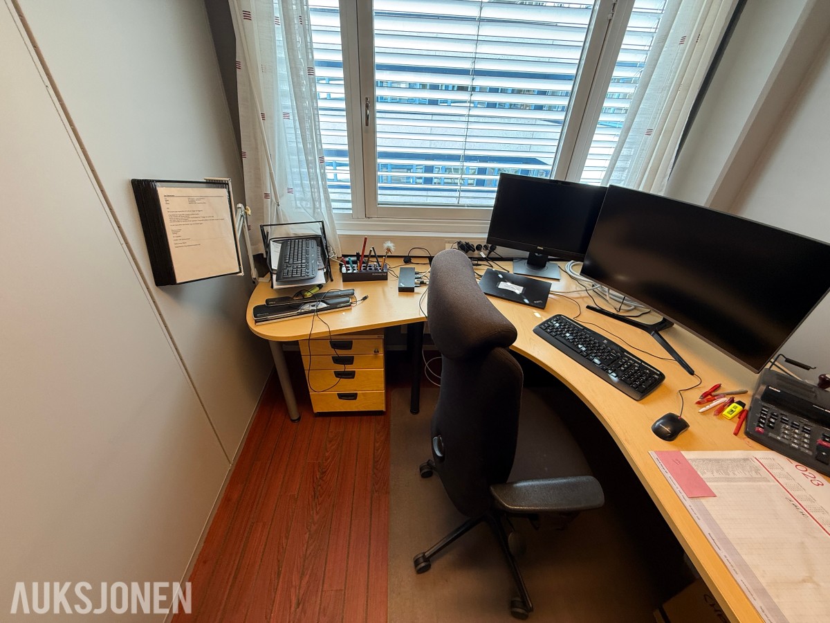 Komplett kontormiljø til salgs – kvalitetsmøbler, arbeidsstasjoner og inventar