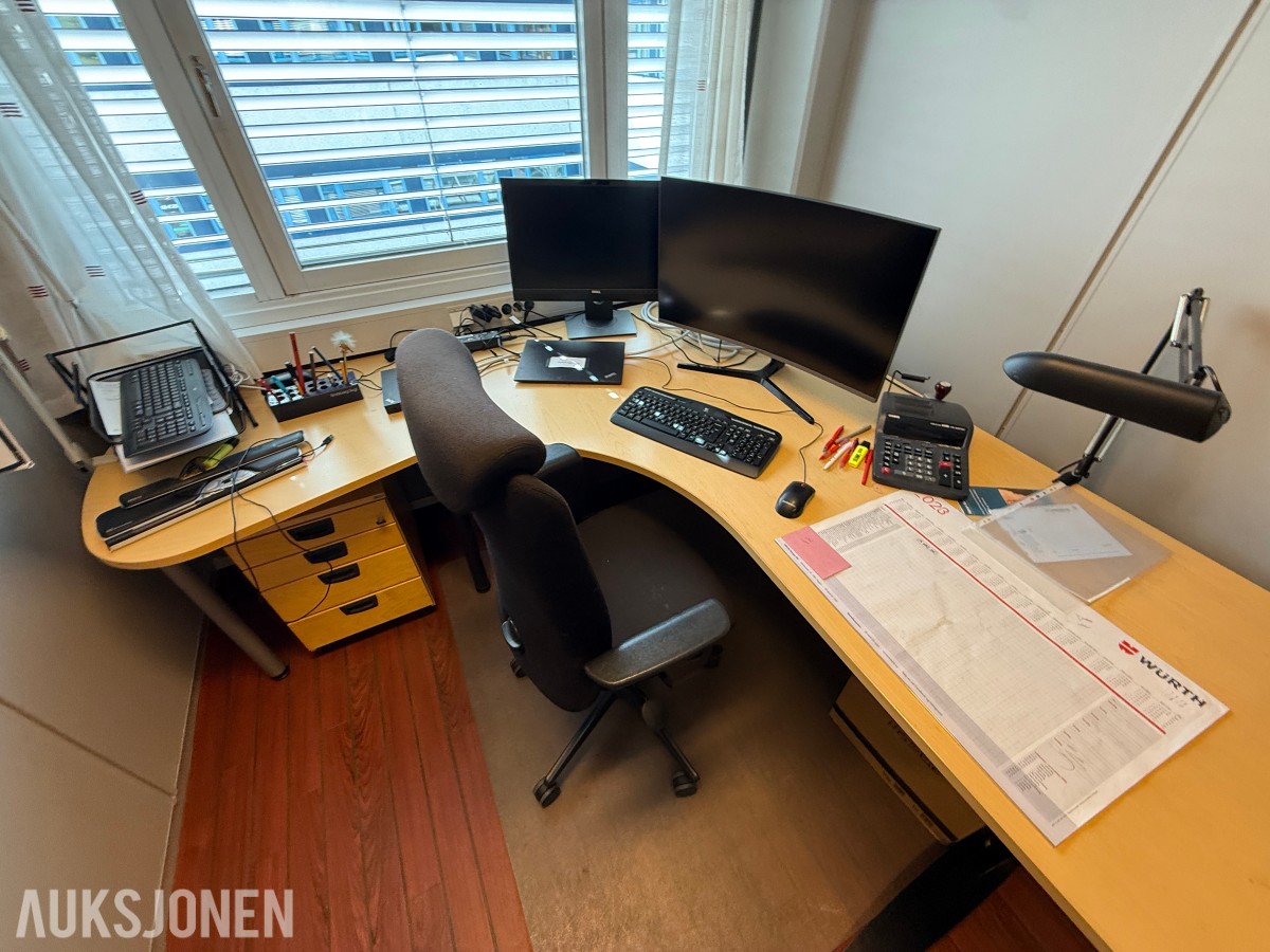 Komplett kontormiljø til salgs – kvalitetsmøbler, arbeidsstasjoner og inventar