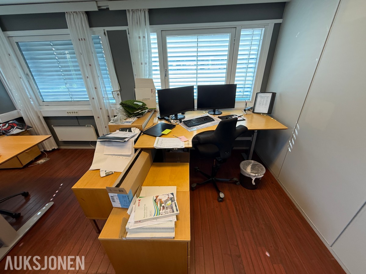 Komplett kontormiljø til salgs – kvalitetsmøbler, arbeidsstasjoner og inventar