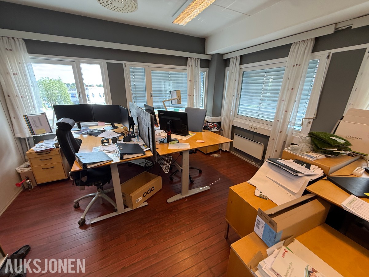 Komplett kontormiljø til salgs – kvalitetsmøbler, arbeidsstasjoner og inventar