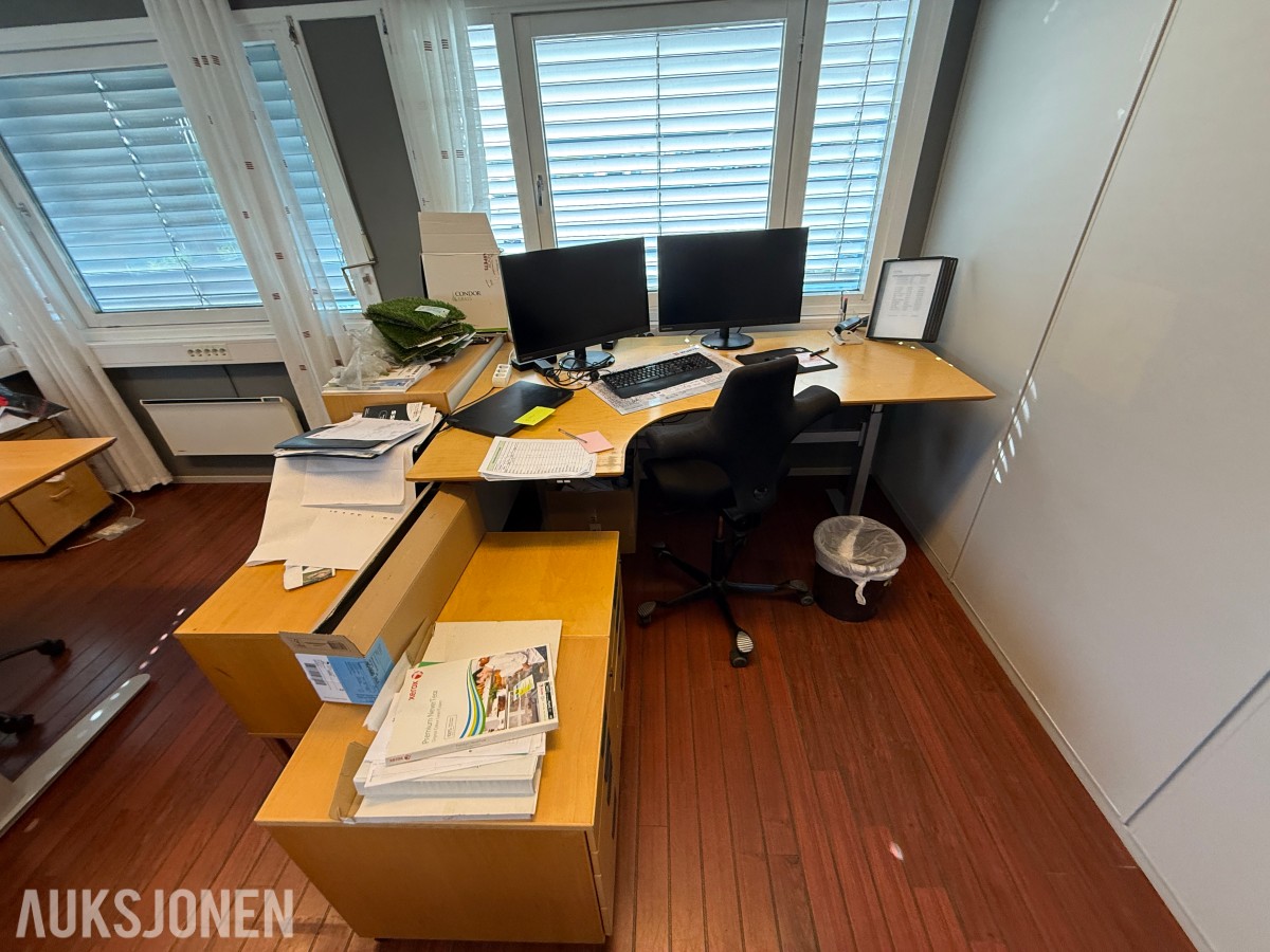 Komplett kontormiljø til salgs – kvalitetsmøbler, arbeidsstasjoner og inventar