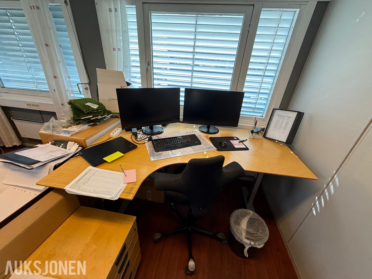 Komplett kontormiljø til salgs – kvalitetsmøbler, arbeidsstasjoner og inventar