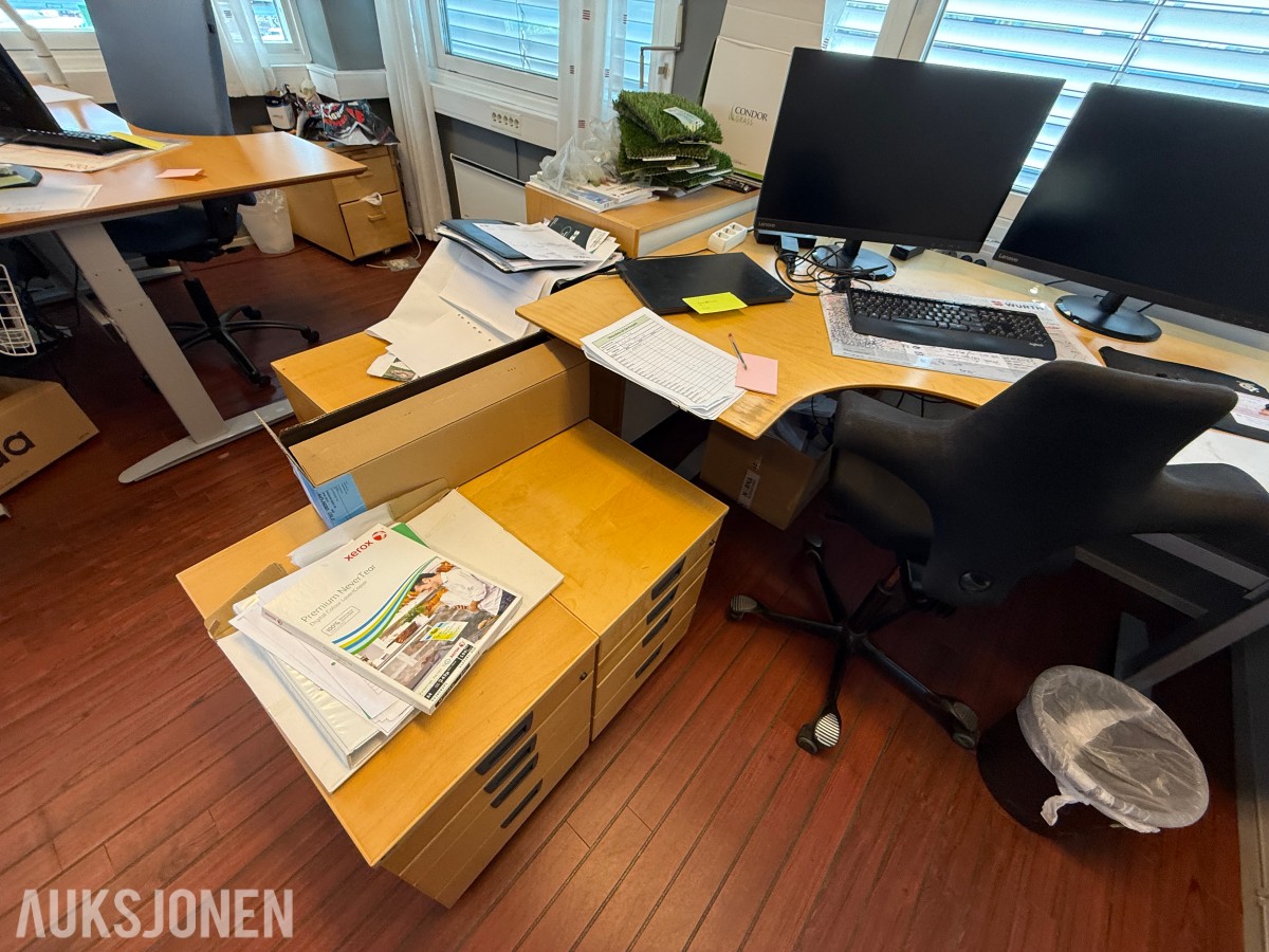 Komplett kontormiljø til salgs – kvalitetsmøbler, arbeidsstasjoner og inventar