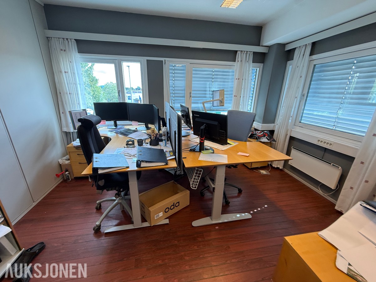 Komplett kontormiljø til salgs – kvalitetsmøbler, arbeidsstasjoner og inventar