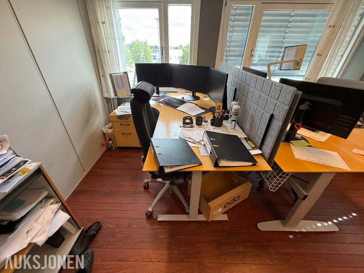 Komplett kontormiljø til salgs – kvalitetsmøbler, arbeidsstasjoner og inventar