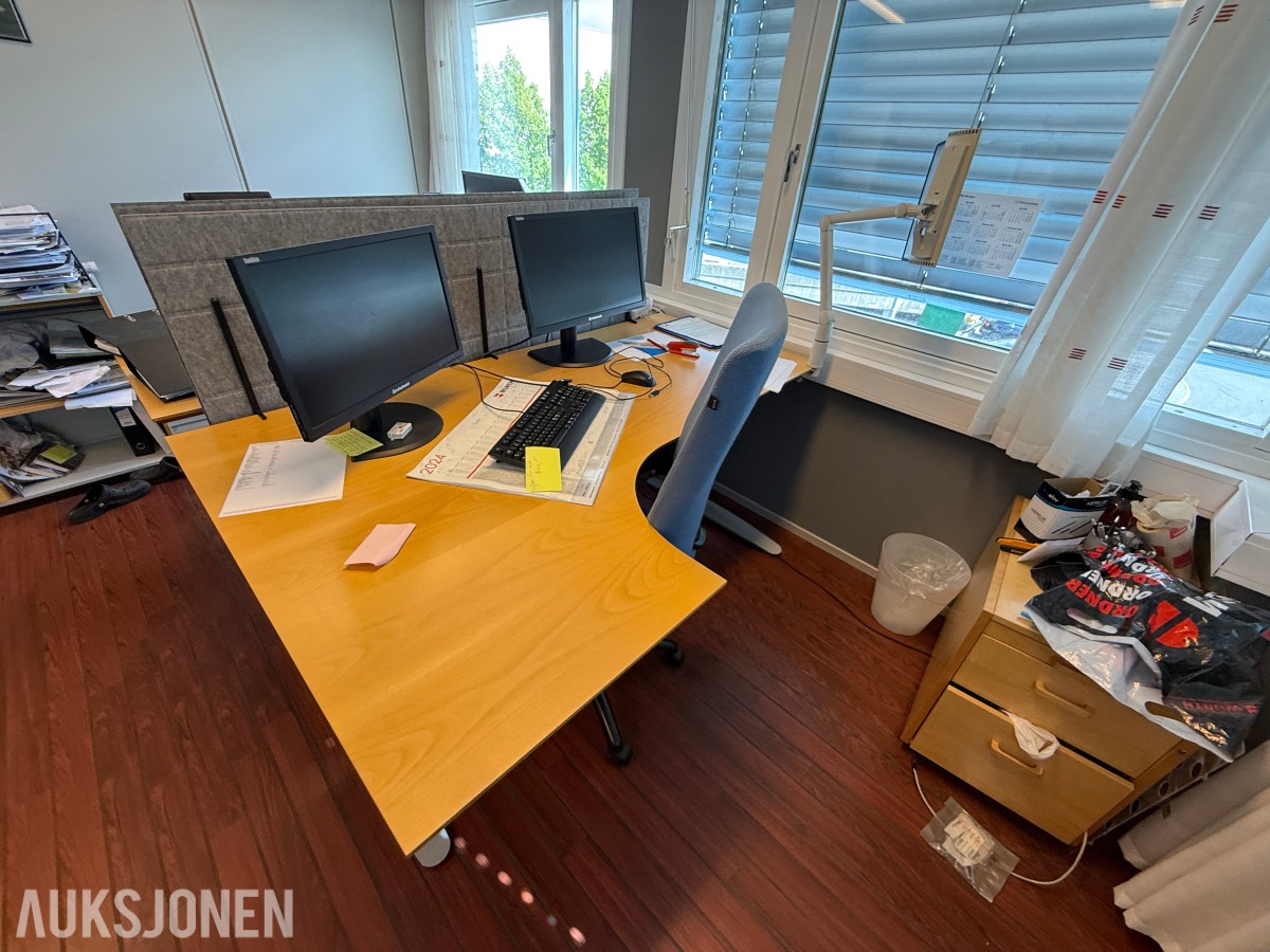 Komplett kontormiljø til salgs – kvalitetsmøbler, arbeidsstasjoner og inventar