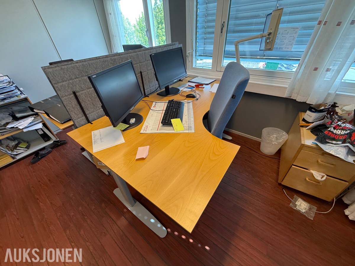 Komplett kontormiljø til salgs – kvalitetsmøbler, arbeidsstasjoner og inventar