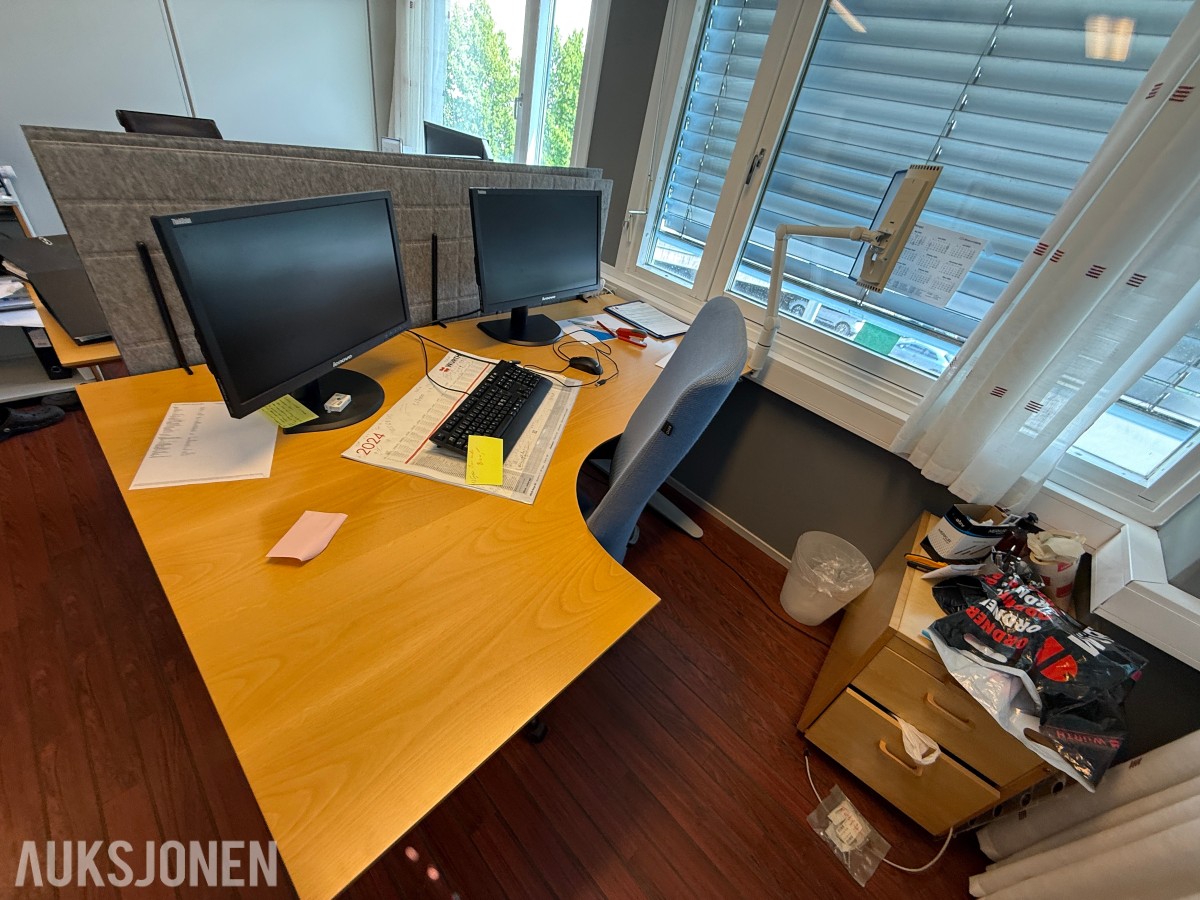 Komplett kontormiljø til salgs – kvalitetsmøbler, arbeidsstasjoner og inventar