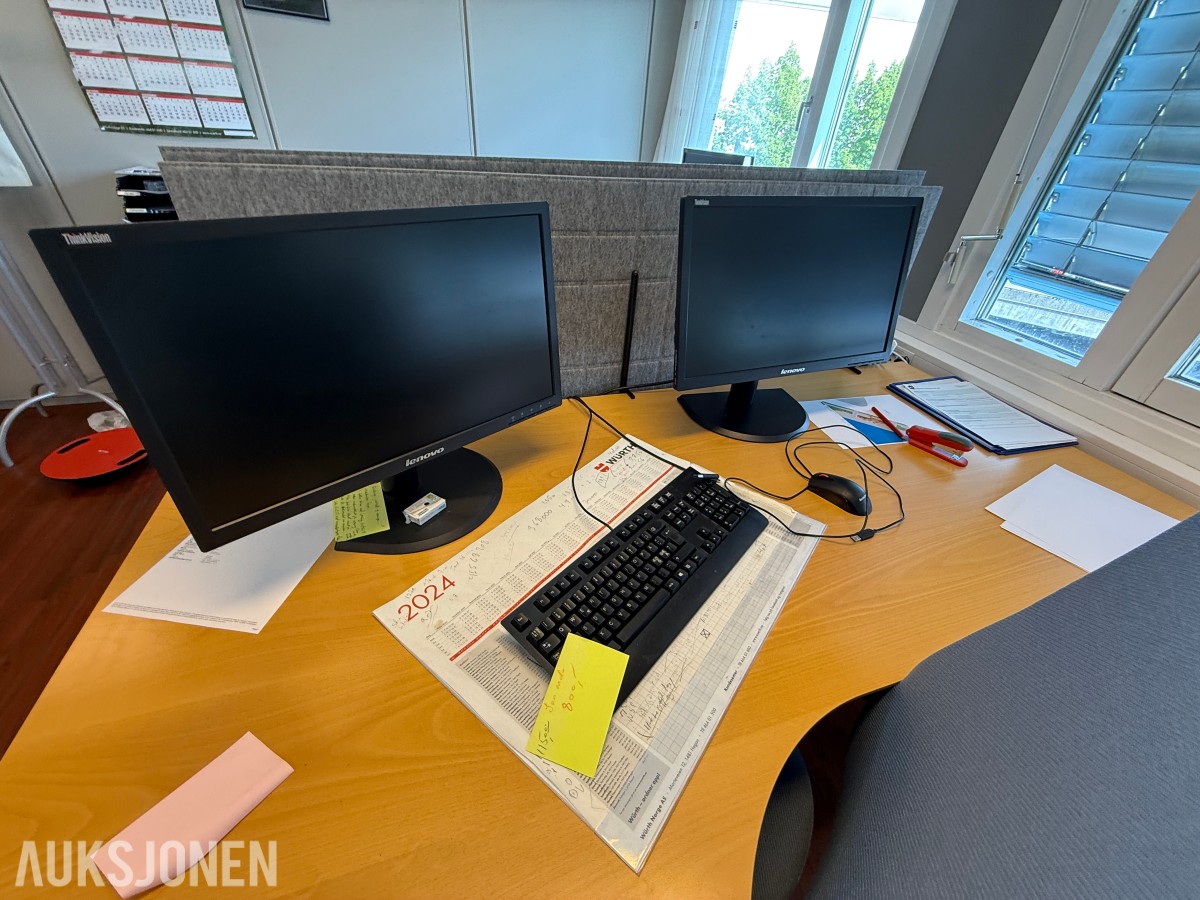 Komplett kontormiljø til salgs – kvalitetsmøbler, arbeidsstasjoner og inventar