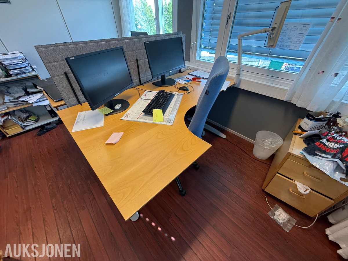 Komplett kontormiljø til salgs – kvalitetsmøbler, arbeidsstasjoner og inventar