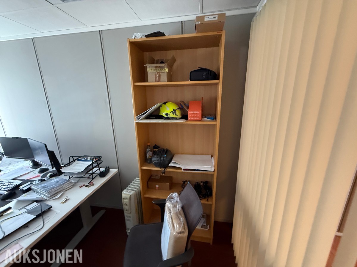 Komplett kontormiljø til salgs – kvalitetsmøbler, arbeidsstasjoner og inventar
