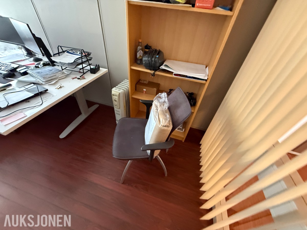 Komplett kontormiljø til salgs – kvalitetsmøbler, arbeidsstasjoner og inventar