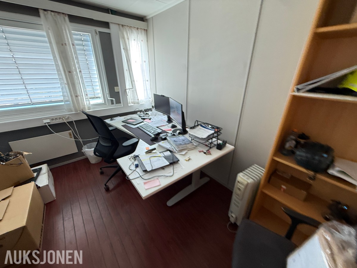 Komplett kontormiljø til salgs – kvalitetsmøbler, arbeidsstasjoner og inventar