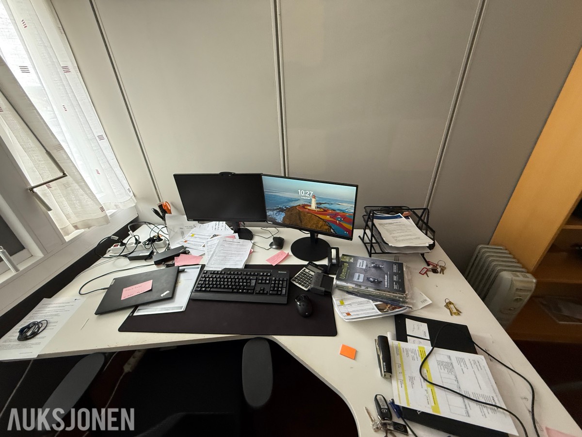 Komplett kontormiljø til salgs – kvalitetsmøbler, arbeidsstasjoner og inventar