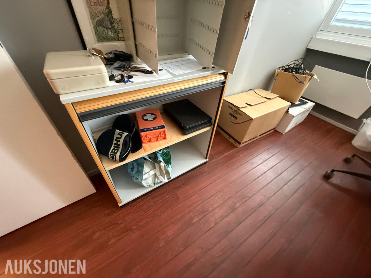 Komplett kontormiljø til salgs – kvalitetsmøbler, arbeidsstasjoner og inventar
