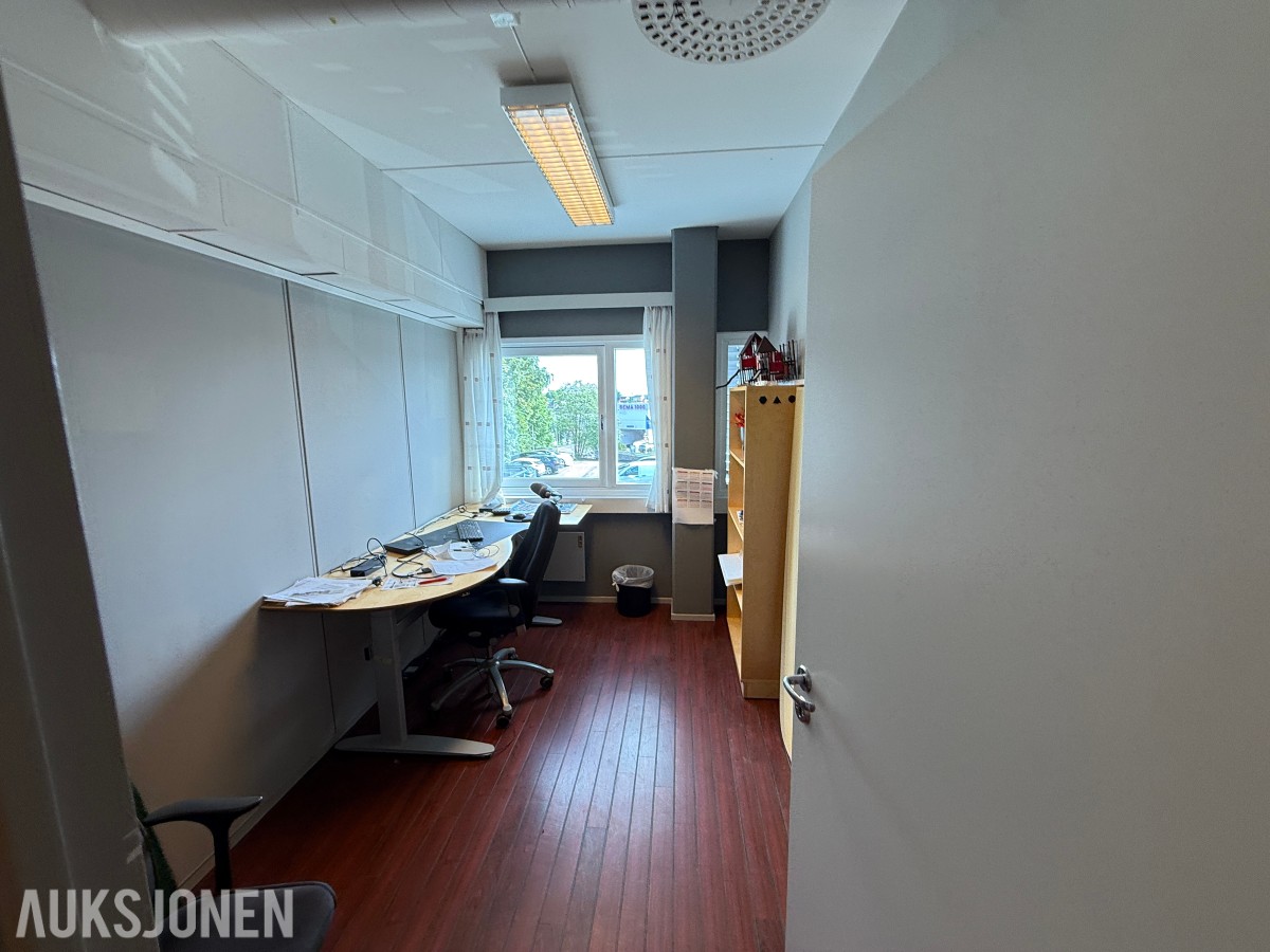 Komplett kontormiljø til salgs – kvalitetsmøbler, arbeidsstasjoner og inventar