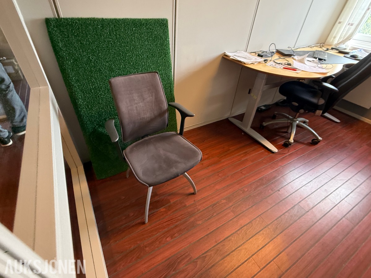 Komplett kontormiljø til salgs – kvalitetsmøbler, arbeidsstasjoner og inventar