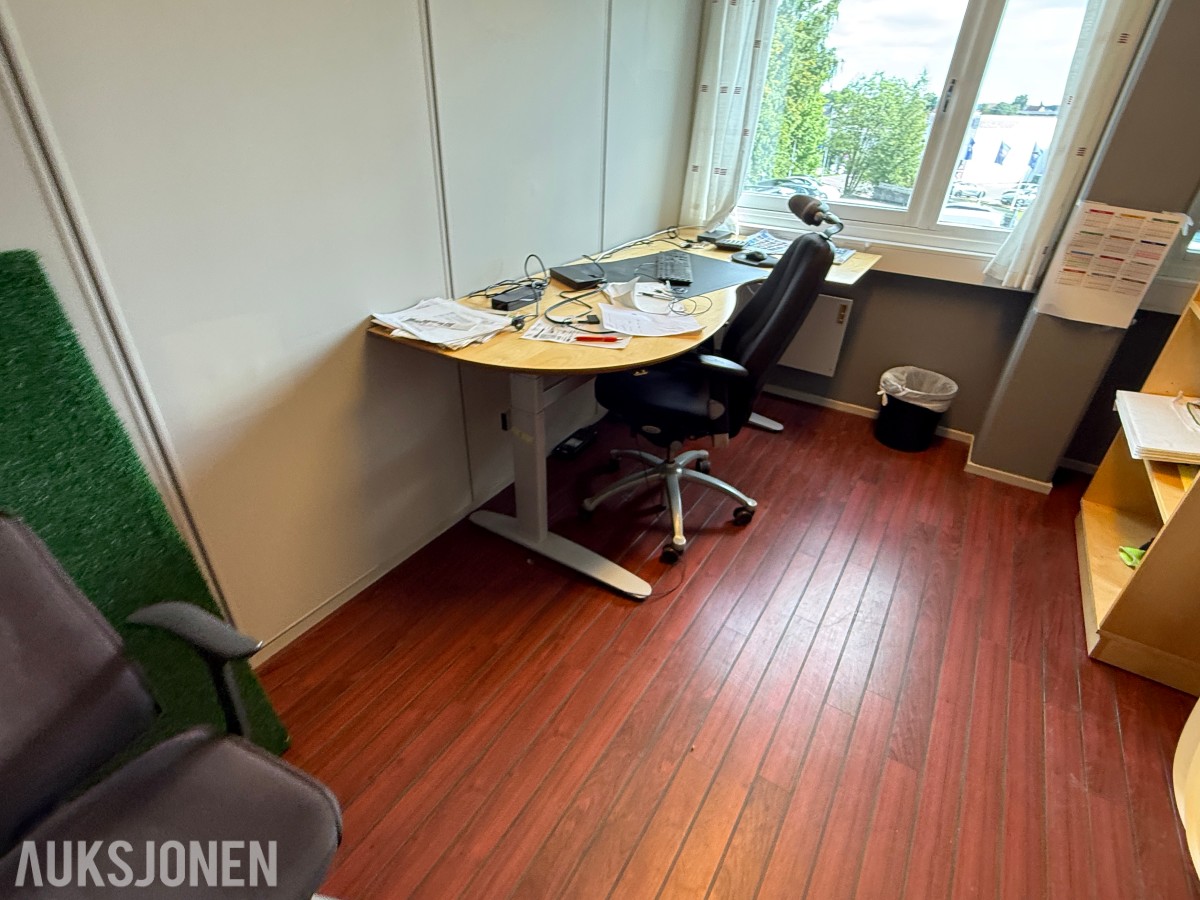 Komplett kontormiljø til salgs – kvalitetsmøbler, arbeidsstasjoner og inventar
