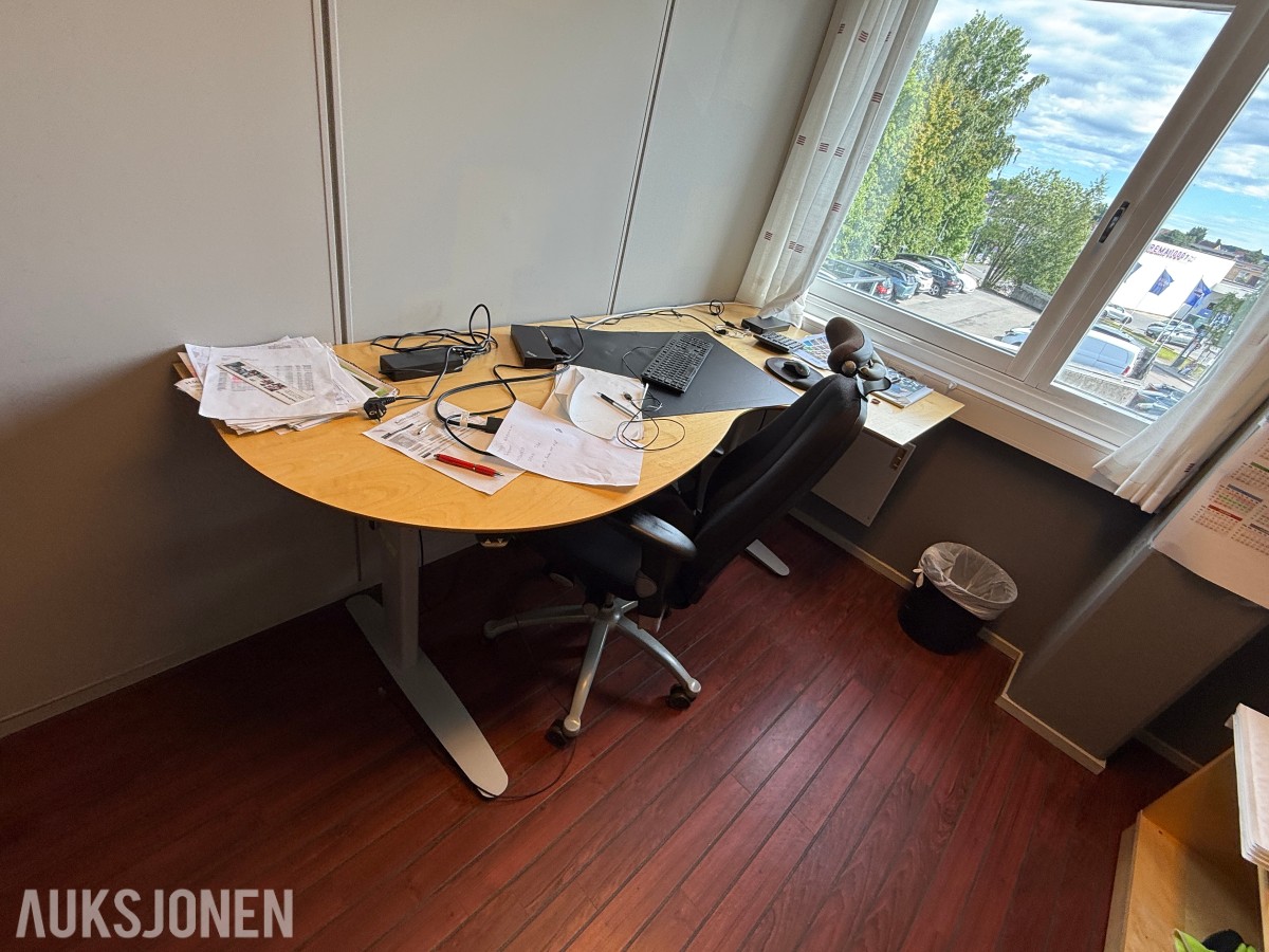 Komplett kontormiljø til salgs – kvalitetsmøbler, arbeidsstasjoner og inventar