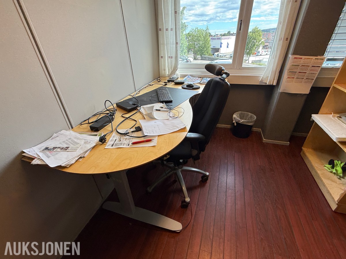 Komplett kontormiljø til salgs – kvalitetsmøbler, arbeidsstasjoner og inventar