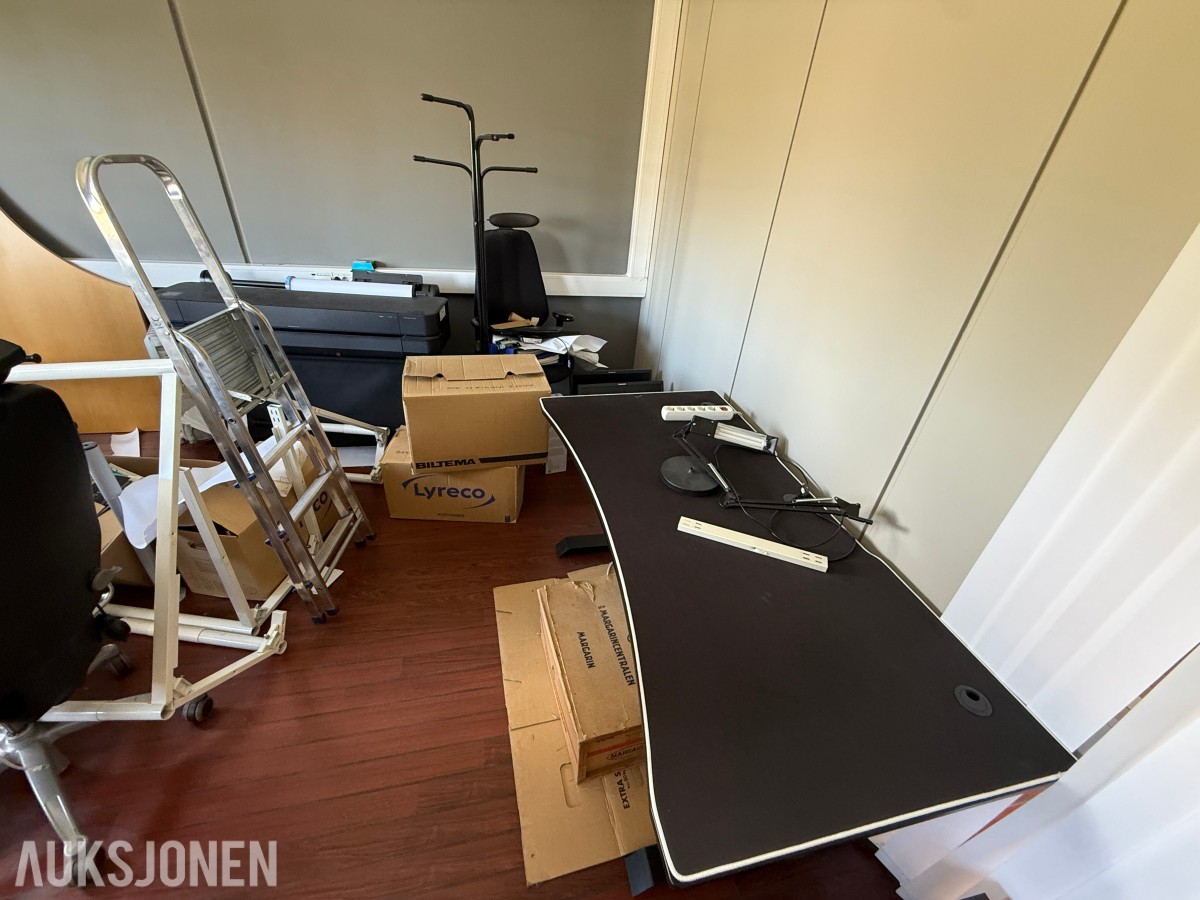 Komplett kontormiljø til salgs – kvalitetsmøbler, arbeidsstasjoner og inventar