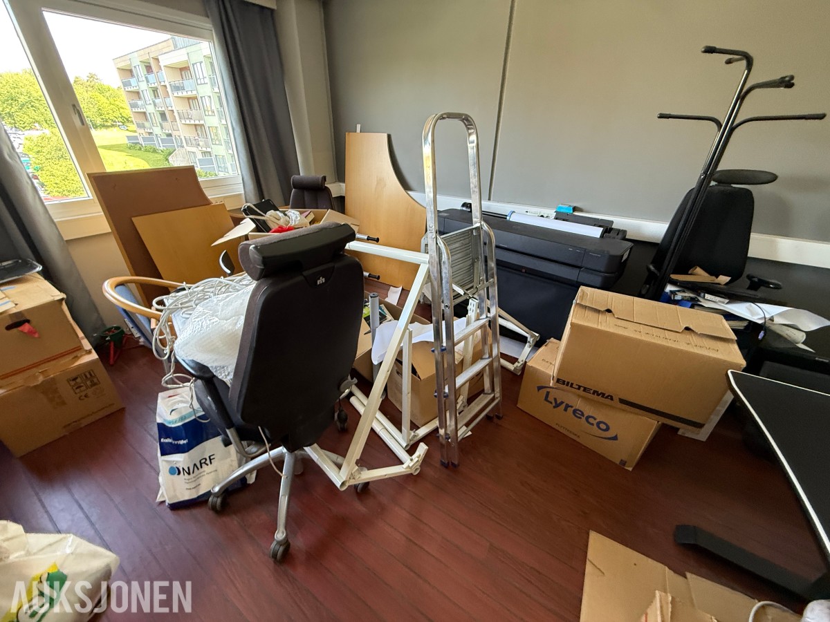 Komplett kontormiljø til salgs – kvalitetsmøbler, arbeidsstasjoner og inventar