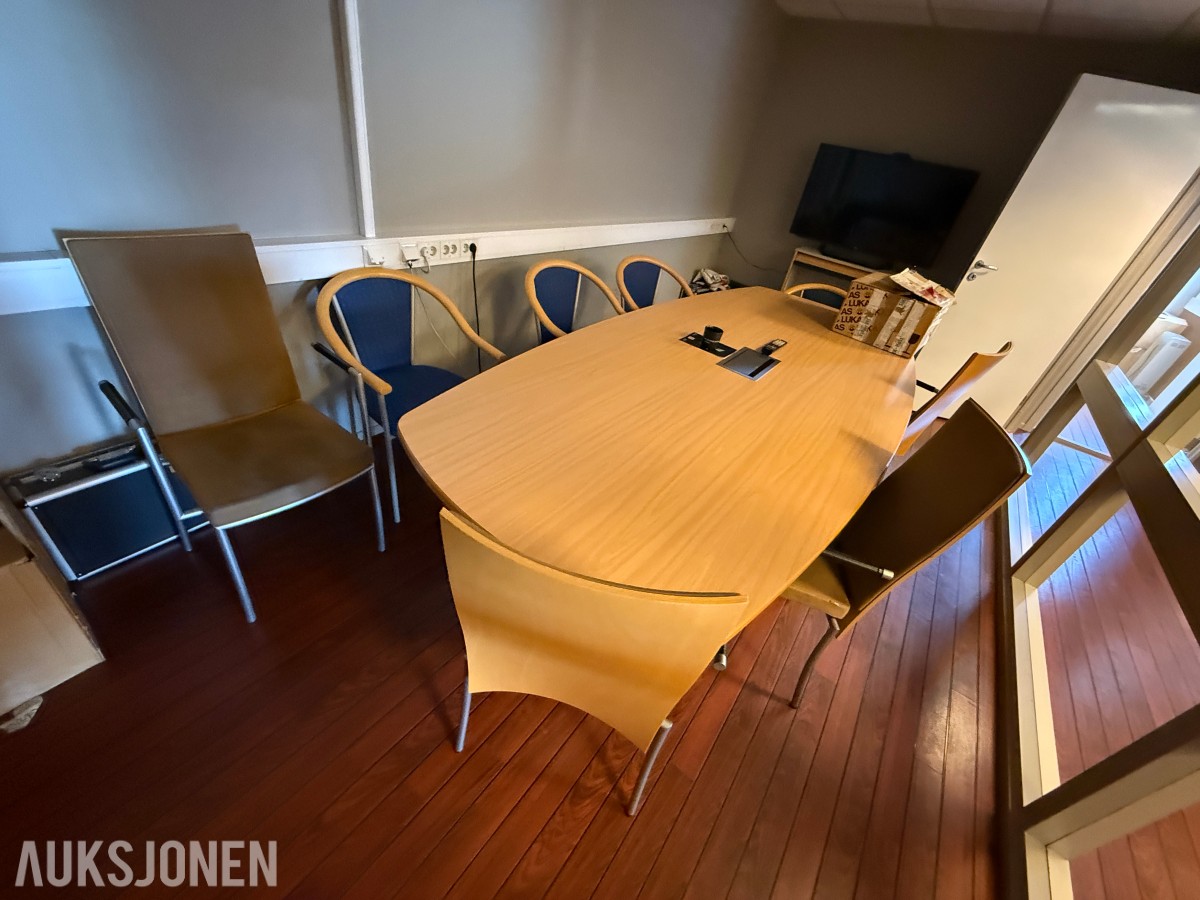 Komplett kontormiljø til salgs – kvalitetsmøbler, arbeidsstasjoner og inventar