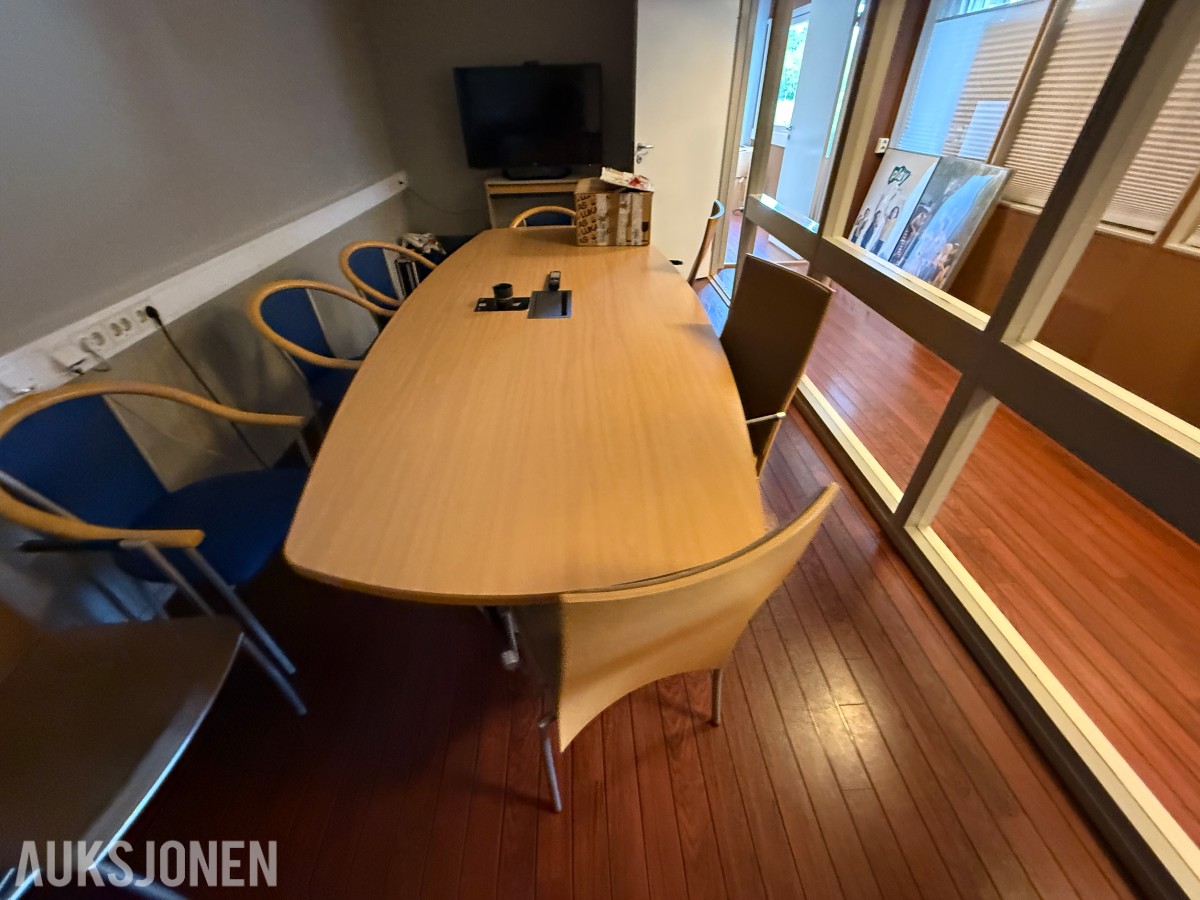 Komplett kontormiljø til salgs – kvalitetsmøbler, arbeidsstasjoner og inventar