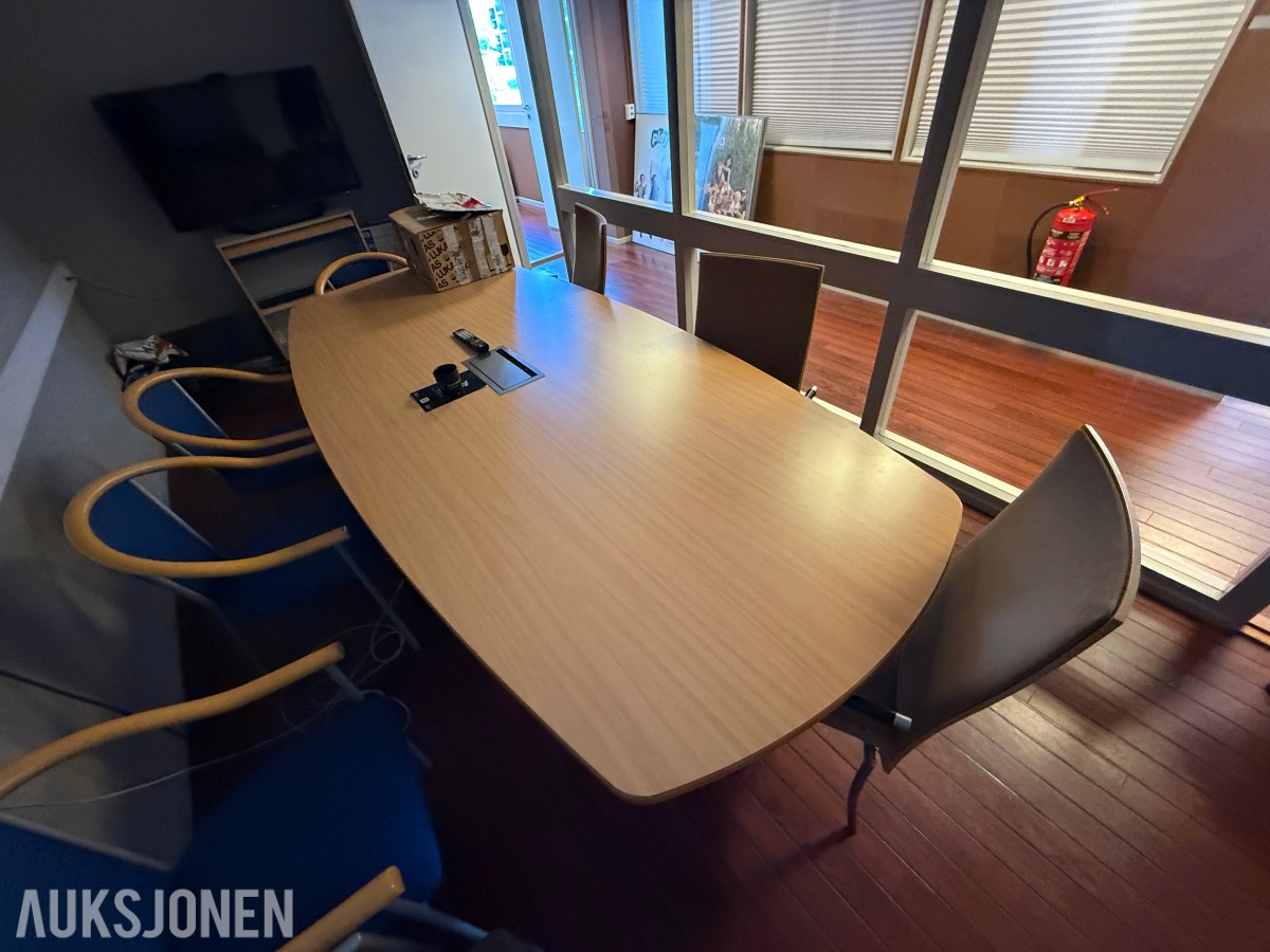 Komplett kontormiljø til salgs – kvalitetsmøbler, arbeidsstasjoner og inventar