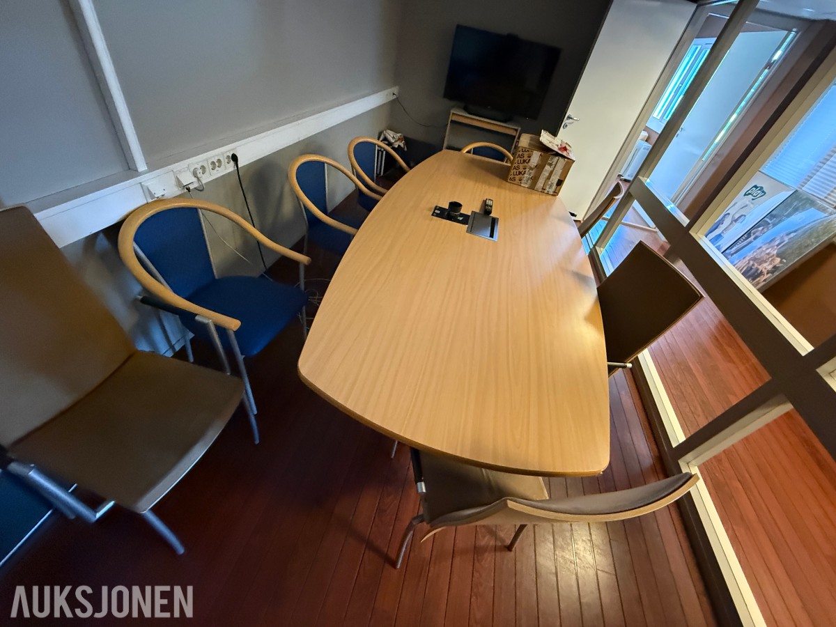 Komplett kontormiljø til salgs – kvalitetsmøbler, arbeidsstasjoner og inventar