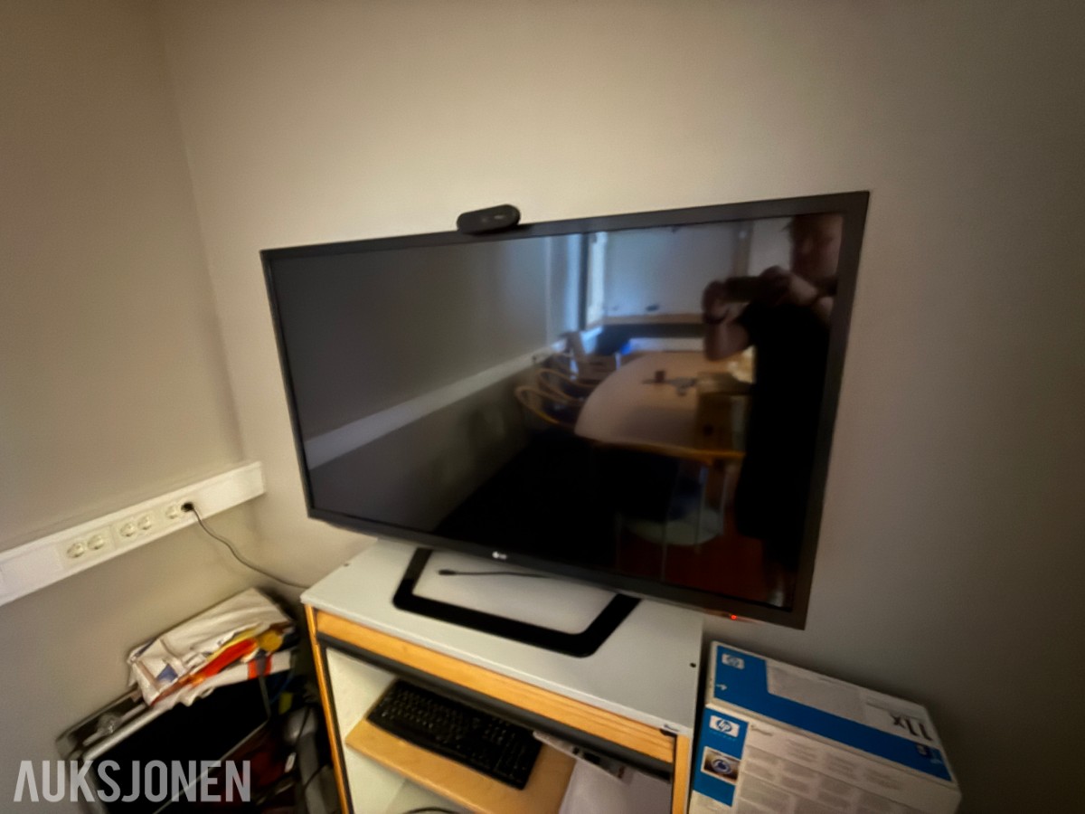 Komplett kontormiljø til salgs – kvalitetsmøbler, arbeidsstasjoner og inventar