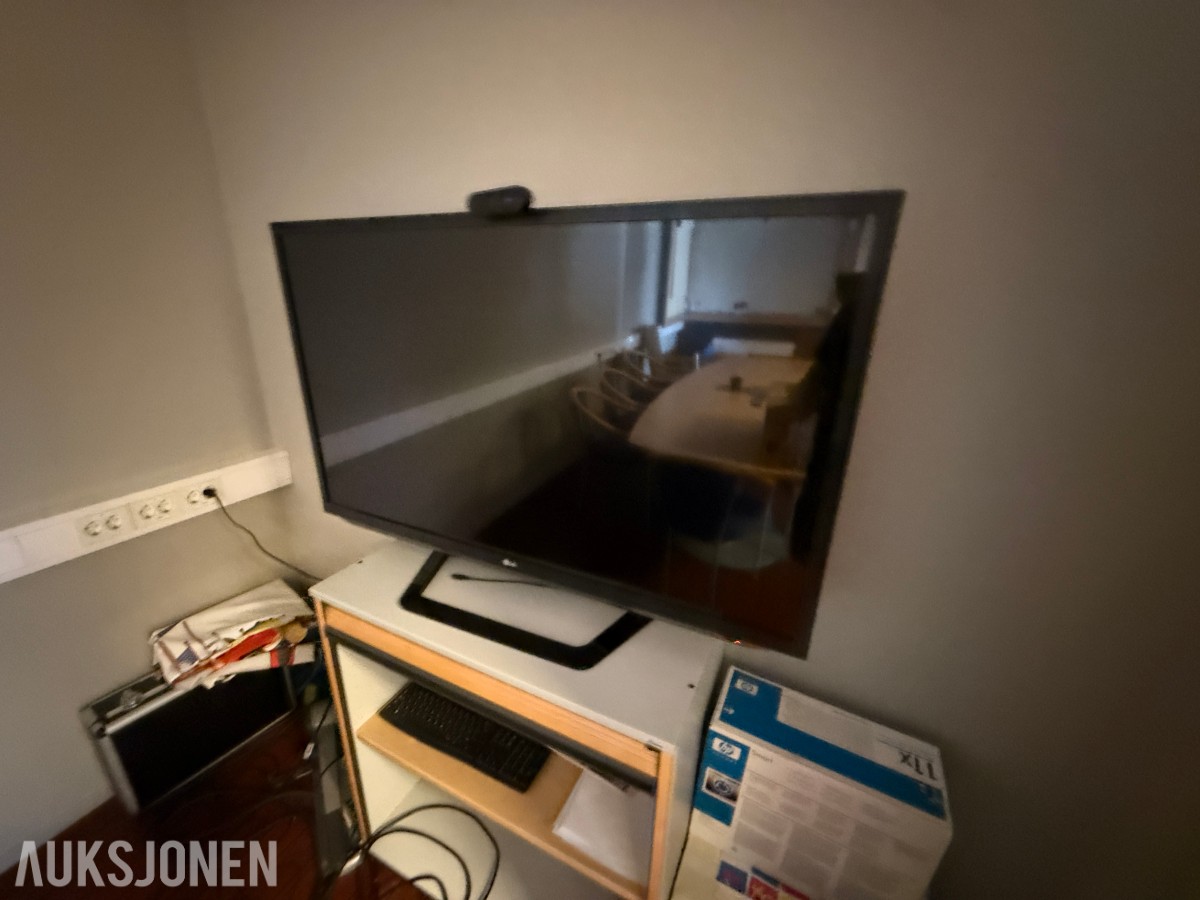 Komplett kontormiljø til salgs – kvalitetsmøbler, arbeidsstasjoner og inventar