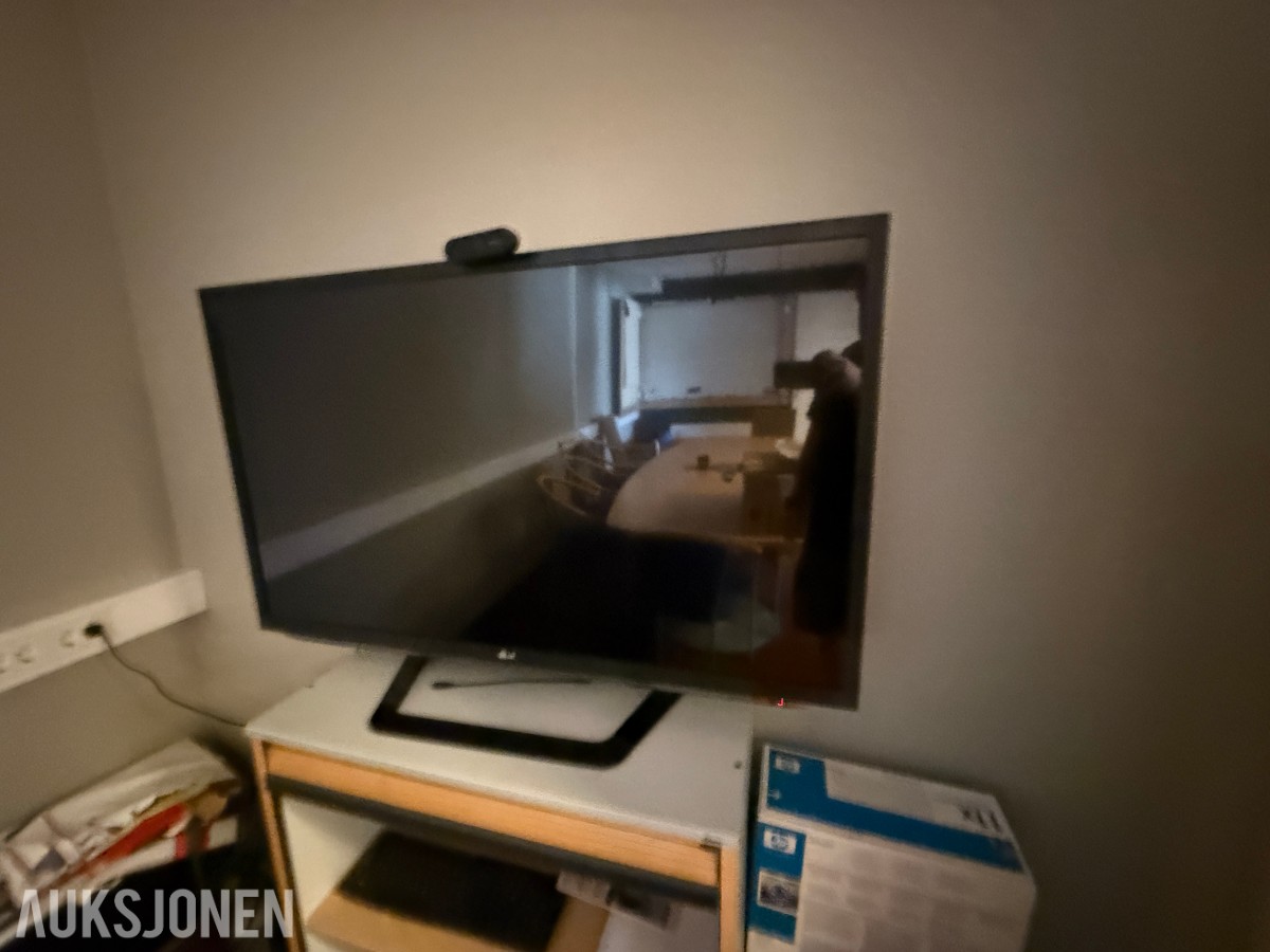 Komplett kontormiljø til salgs – kvalitetsmøbler, arbeidsstasjoner og inventar
